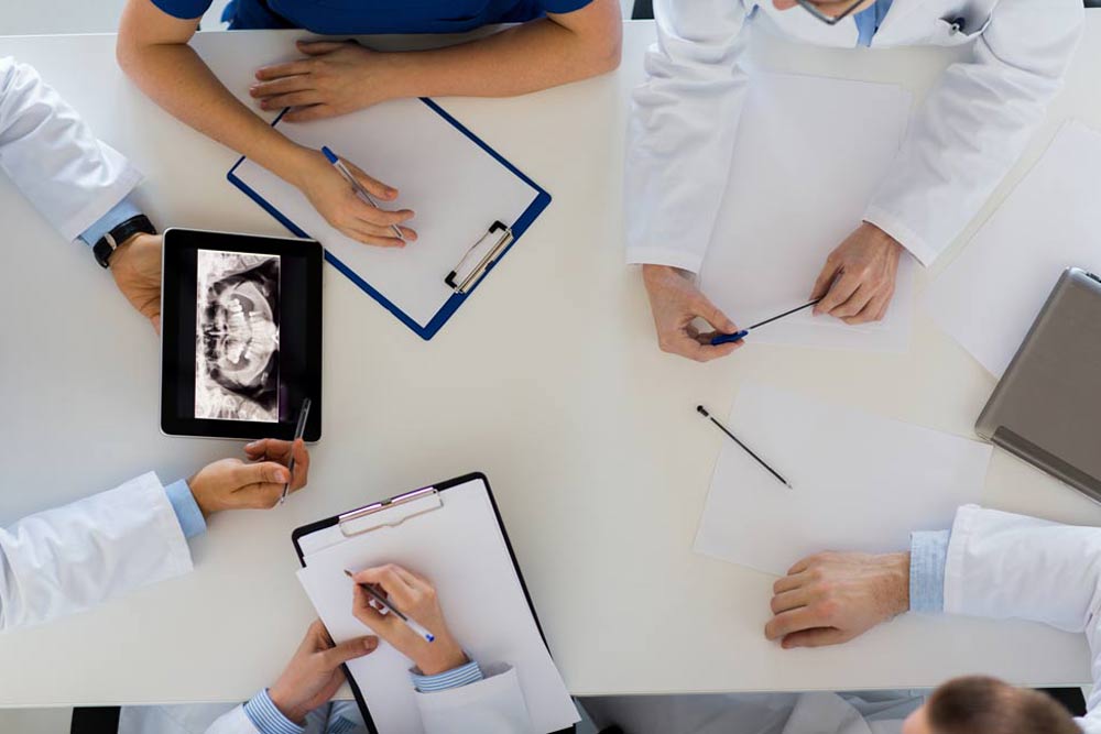 group of doctors or surgeons discussing