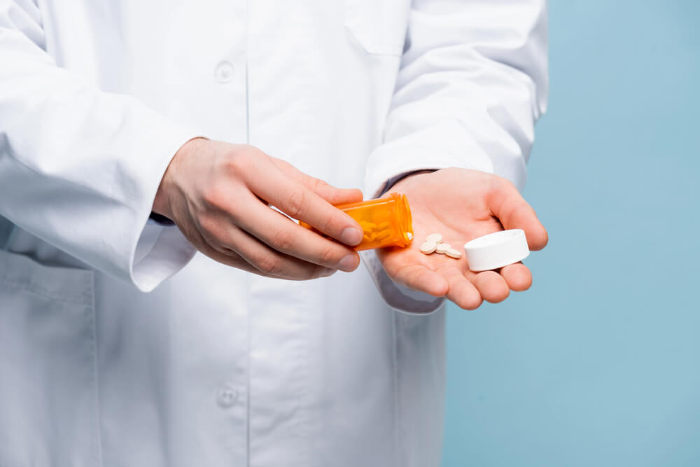 An emergency room may be able to give you painkillers for a chipped tooth.