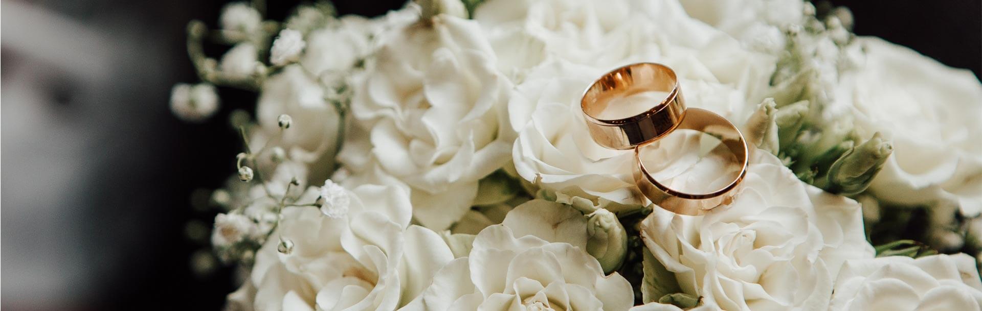 Wedding rings on the wedding bouquet