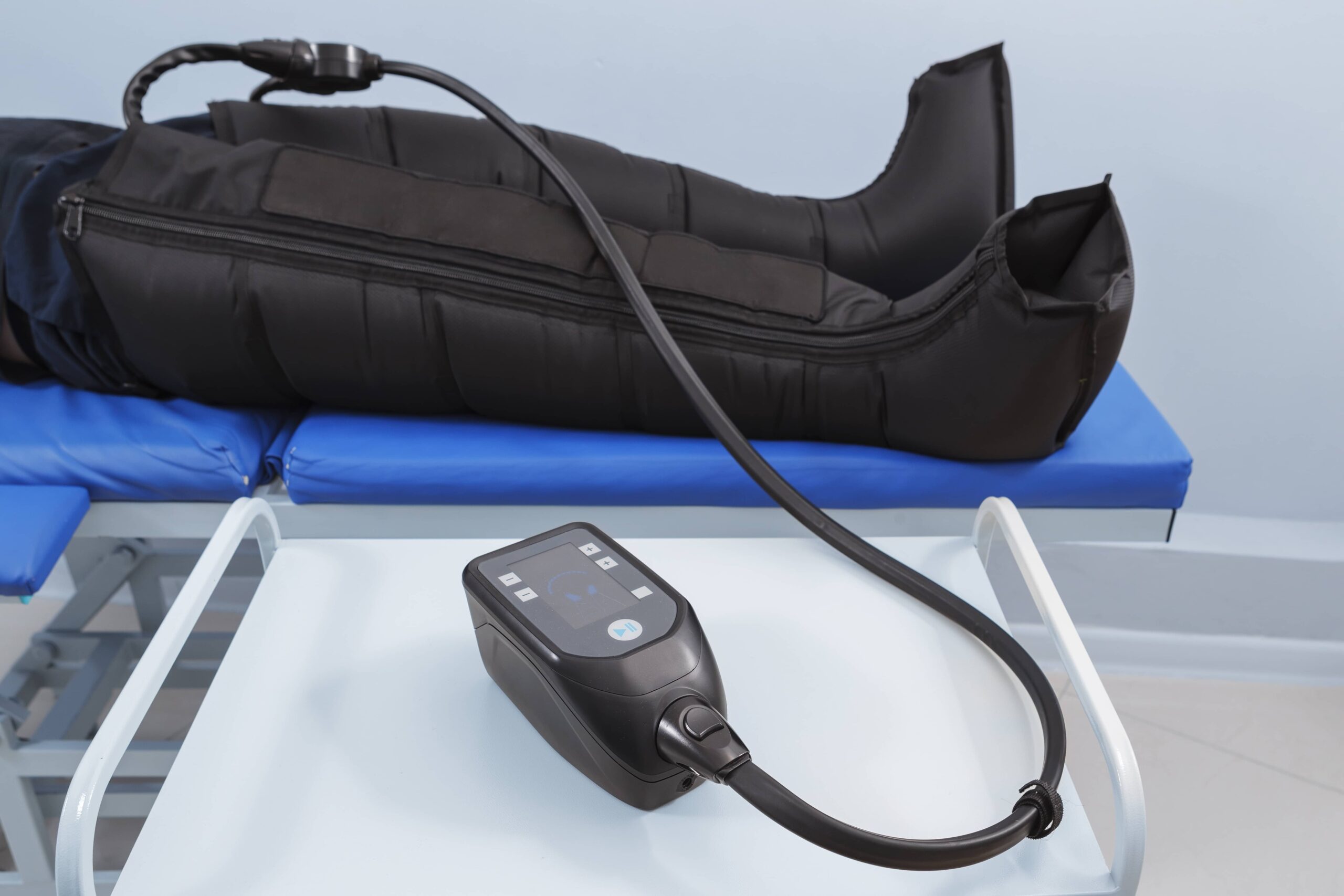 Pneumatic compression therapy session with leg massager and digital control unit