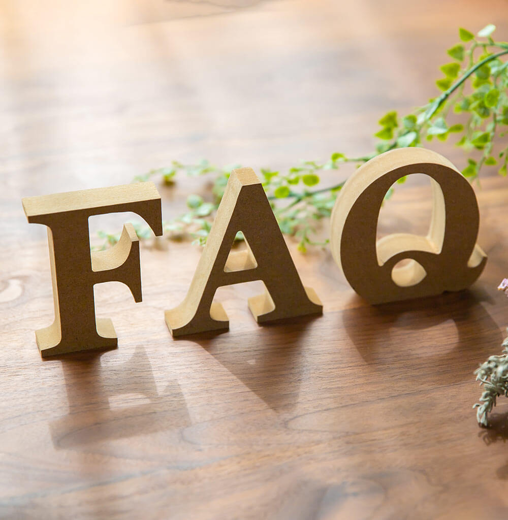 Table with wooden blocks with the word faq