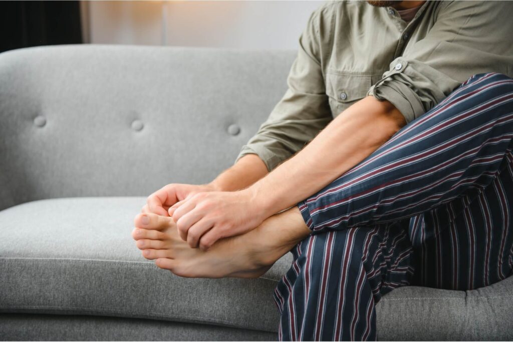 Man's legs have symptoms Itchy feet