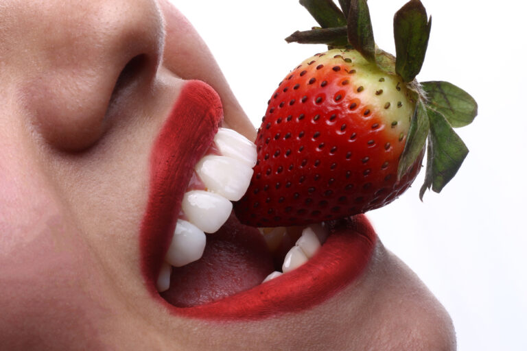 Veneer,Smile,With,Red,Lipstick,Isolated,On,White,Background,And